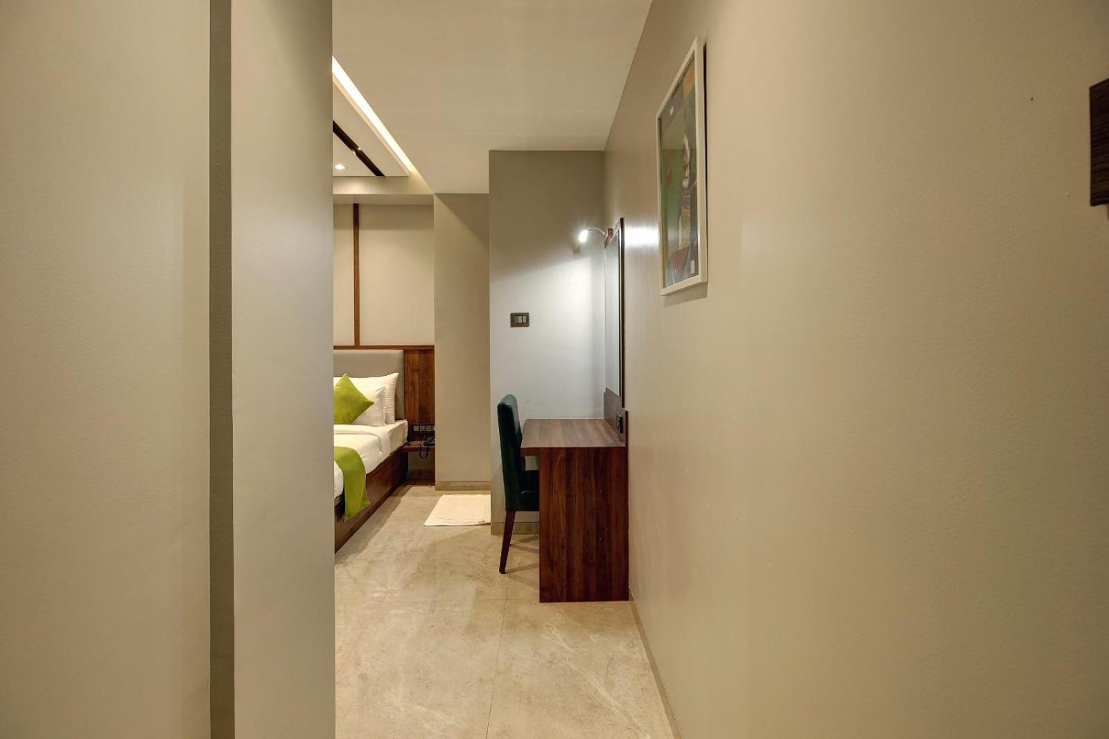 Magnus Fortune House Business Hotel , Magarpatta Mundhva Extérieur photo