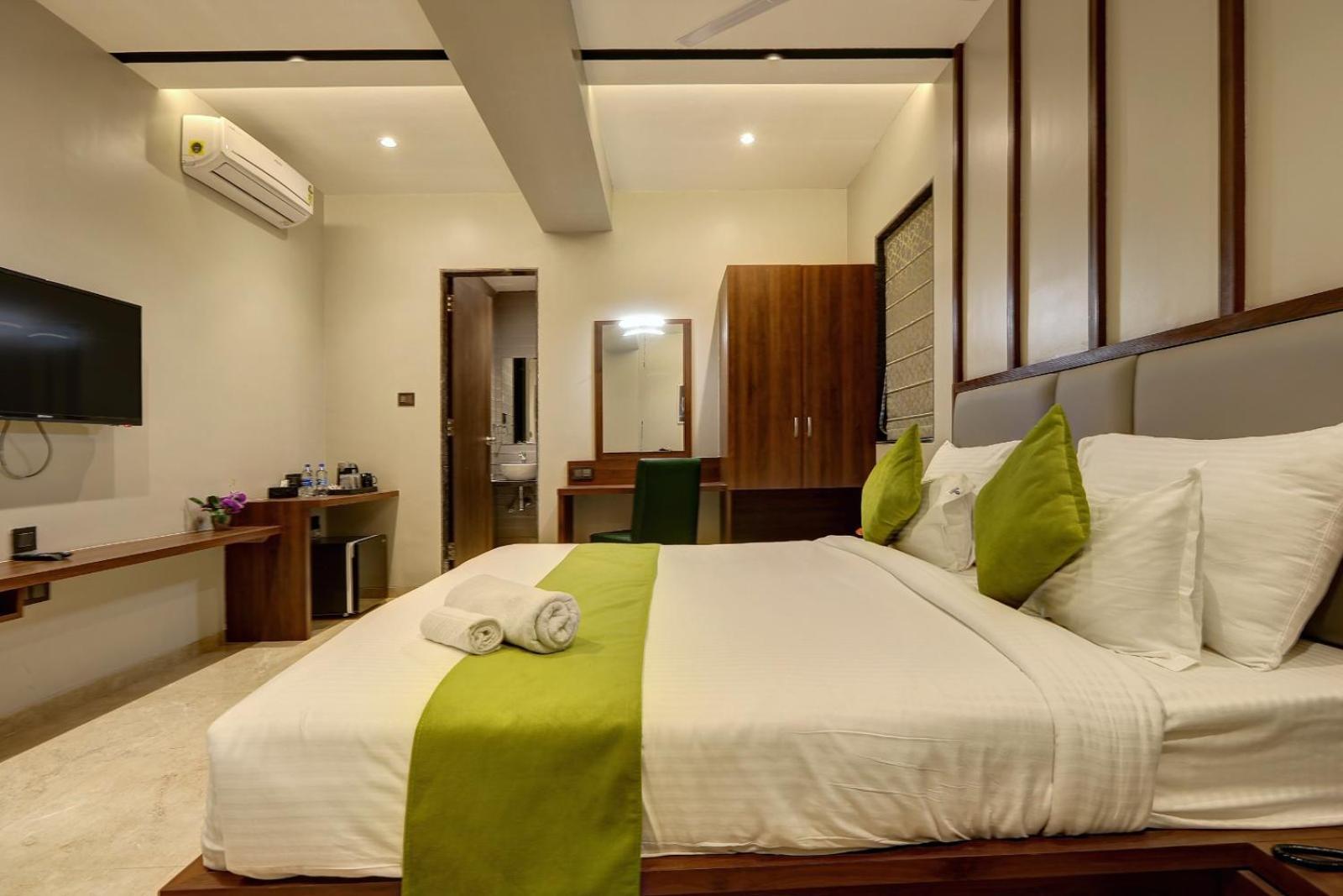 Magnus Fortune House Business Hotel , Magarpatta Mundhva Extérieur photo